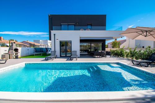 Villa Elite 1 & 2 with Two Pools in สตินยัน