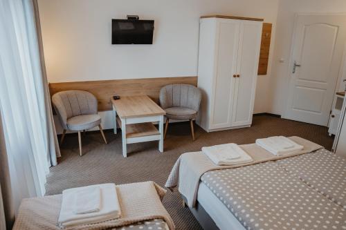 1 double bed, 1 twin bed