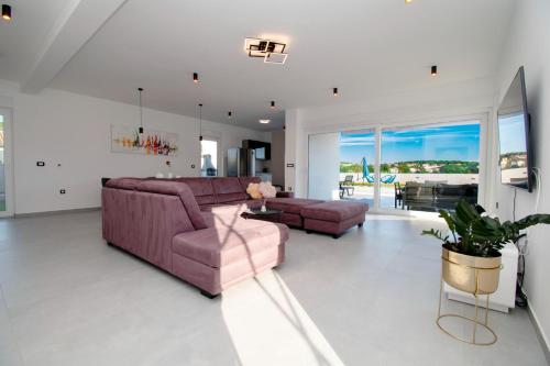 Villa Elite 1 & 2 with Two Pools in สตินยัน
