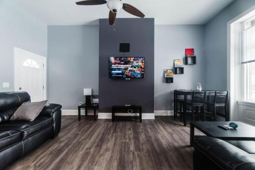 Massive Home - GroupStay - Parking & Location, Pittsburgh