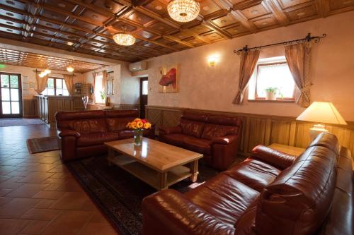 Hotel Karpatsky Dvor - image 2