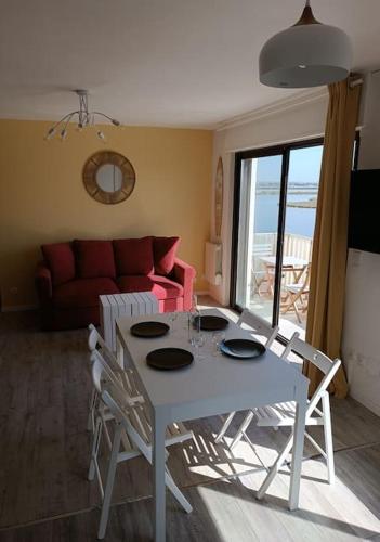 Grand studio avec balcon en bord de mer