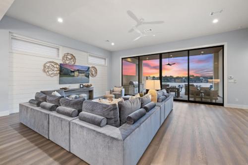 Luxe Lakefront Haven New Listing Promos Available in Kingsland, USA