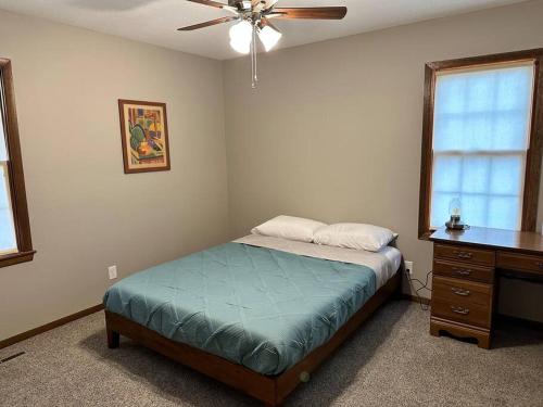 Come And Relax At The Porter House! *KING BEDS* in Knoxville, USA