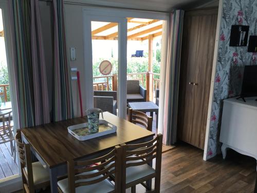 Frejus tout confort, maxi 420 m des piscines, climatisation,plus ventilation toutes les chambres, li near Le Poivrier Nomade