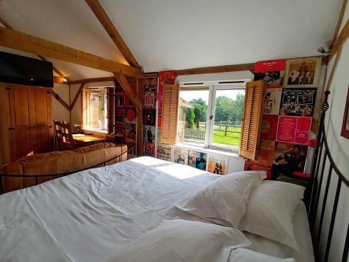 The Music Room - Kingsize Double Oak Studio - Sleeps 2 - Quirky - Rural - Apartment - Haslemere