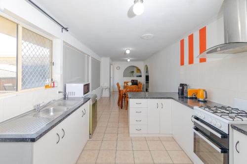 Konyha, Hallett Cove House 6Bed 3Bath Full Kitchen Fast Wifi 5TV Netflix Espresso-Perfect for large families in Marino
