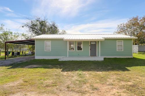 Updated Comanche Home with Country Views!