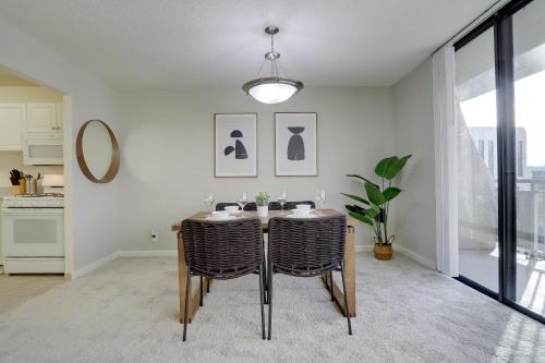 Located Crystal City Apt with Dazzling Amenities in Arlington, USA