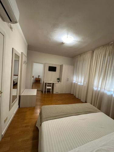 1 queen bed, 2 twin beds