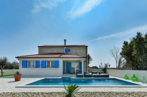 Beautiful new villa with a pool, near sandy beach, large garden - by Traveler tourist agency Krk ID 2384