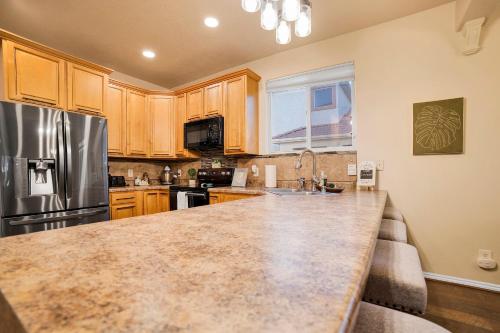 ห้องครัว, Mesquite 2BR Townhome with Pool & Gym Access in เมสควิทเต