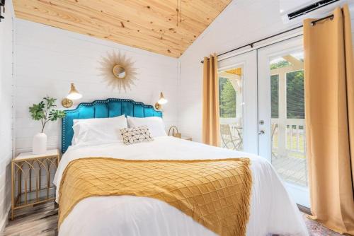 7 Le Soleil Retro Tiny House, Boat Parking, Mins to Lake Guntersville, City Harbor in Guntersville, USA