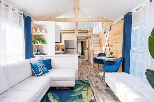 8 All Decked Out, Luxury Tiny House, Boat Parking Mins to Lake Guntersville, Downtown in Guntersville, USA