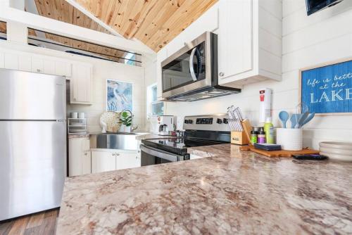 廚房, 4 Heron Haus, Luxury Tiny House, Pet Friendly, Mins to Downtown Guntersville in 崗特斯維爾 (AL)