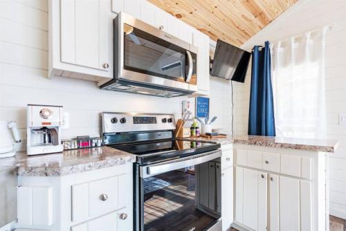 4 Heron Haus, Luxury Tiny House, Pet Friendly, Mins to Downtown Guntersville in 崗特斯維爾 (AL)
