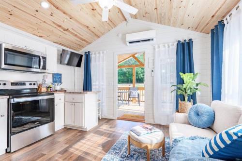 4 Heron Haus, Luxury Tiny House, Pet Friendly, Mins to Downtown Guntersville in 崗特斯維爾 (AL)