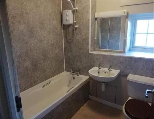 Duša, Edge of Exmoor Garden Flat, dog friendly, sleeps 2 - 4 in East Anstey