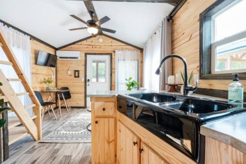 3 Bearly Working Luxury Tiny House Firepit Mins to Lake Guntersville