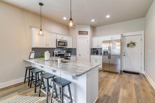 Modern Springdale Home 13 Mi to Fayetteville! in Springdale, USA