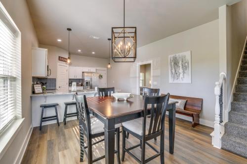Modern Springdale Home 13 Mi to Fayetteville! in Springdale, USA