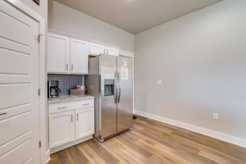 Modern Springdale Home 13 Mi to Fayetteville! in Springdale, USA