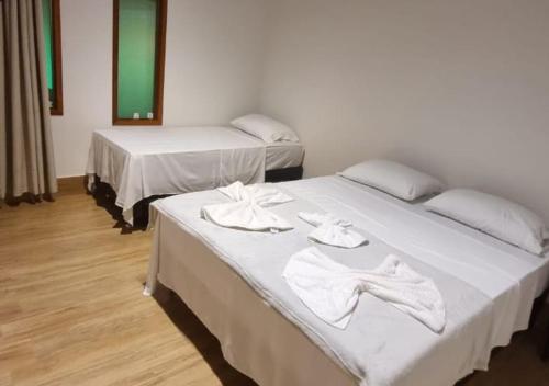 1 queen bed, 3 twin beds, 2 futon beds