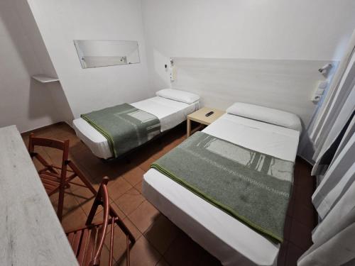 Standard Double Room with Shared Bathroom image 2