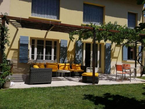 Beautiful vacation rental with private pool in the heart of the city of Avignon, sleeps 8. Beautiful vacation rental with private pool in the heart of the city of Avignon, sleeps 8.