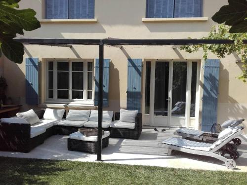 Beautiful vacation rental with private pool in the heart of the city of Avignon, sleeps 8. Beautiful vacation rental with private pool in the heart of the city of Avignon, sleeps 8.