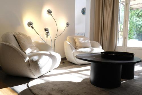 Beautiful vacation rental with private pool in the heart of the city of Avignon, sleeps 8. Beautiful vacation rental with private pool in the heart of the city of Avignon, sleeps 8.