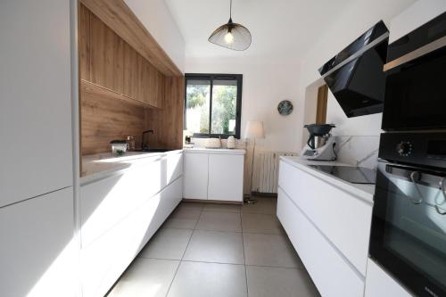 Beautiful vacation rental with private pool in the heart of the city of Avignon, sleeps 8. Beautiful vacation rental with private pool in the heart of the city of Avignon, sleeps 8.