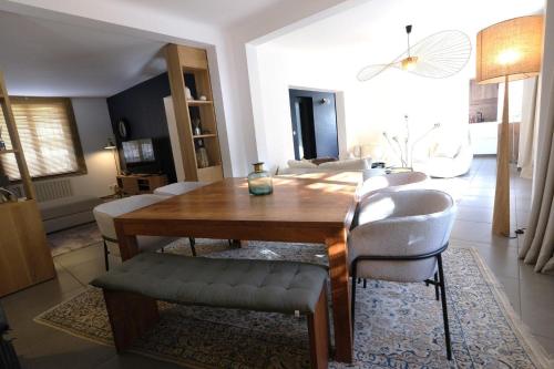 Beautiful vacation rental with private pool in the heart of the city of Avignon, sleeps 8. Beautiful vacation rental with private pool in the heart of the city of Avignon, sleeps 8.