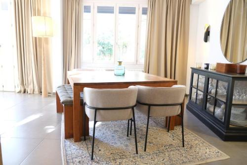 Beautiful vacation rental with private pool in the heart of the city of Avignon, sleeps 8. Beautiful vacation rental with private pool in the heart of the city of Avignon, sleeps 8.