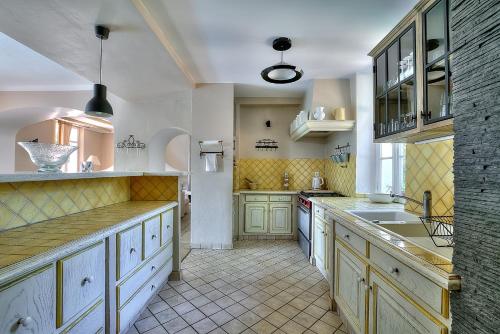 Villa Provençale avec 2 maisons d'amis ,piscine ,Jacuzzi ,vue mer (Villa Provencale avec 2 maisons d'amis ,piscine ,Jacuzzi ,vue mer) in La Roquette-sur-Siagne
