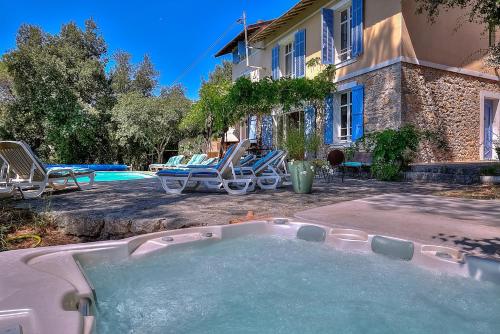 Villa Provençale avec 2 maisons d'amis ,piscine ,Jacuzzi ,vue mer - Location, gîte - La Roquette-sur-Siagne
