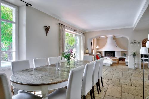 Villa Provençale avec 2 maisons d'amis ,piscine ,Jacuzzi ,vue mer (Villa Provencale avec 2 maisons d'amis ,piscine ,Jacuzzi ,vue mer) in La Roquette-sur-Siagne