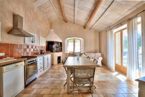 Villa Provençale avec 2 maisons d'amis ,piscine ,Jacuzzi ,vue mer (Villa Provencale avec 2 maisons d'amis ,piscine ,Jacuzzi ,vue mer) in La Roquette-sur-Siagne