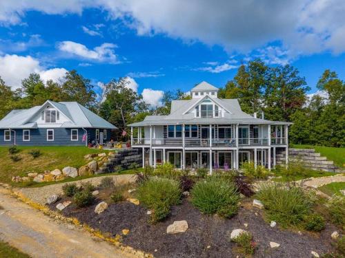 5BD, 5 Bath - Mountaintop Mansion in the Sky in Tellico Plains, USA