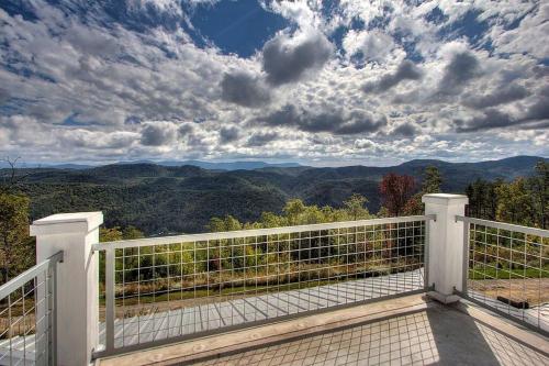 5BD, 5 Bath - Mountaintop Mansion in the Sky in Tellico Plains, USA