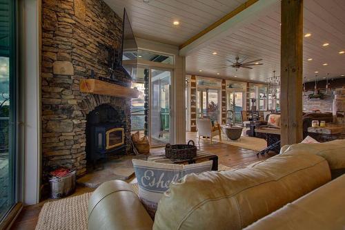 5BD, 5 Bath - Mountaintop Mansion in the Sky in Tellico Plains, USA