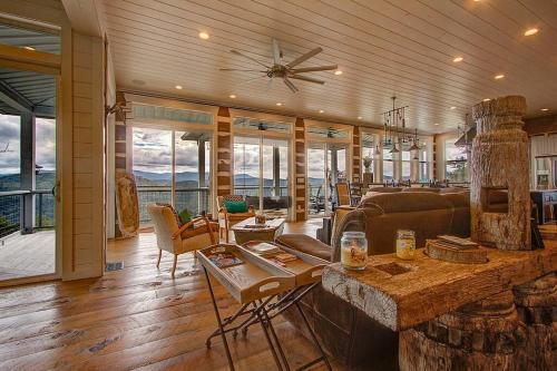 5BD, 5 Bath - Mountaintop Mansion in the Sky in Tellico Plains, USA