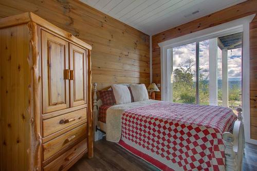 5BD, 5 Bath - Mountaintop Mansion in the Sky in Tellico Plains, USA