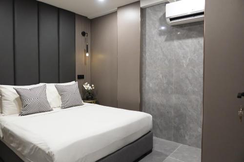 RR Studios & Suites Room Type - Standard Double Room