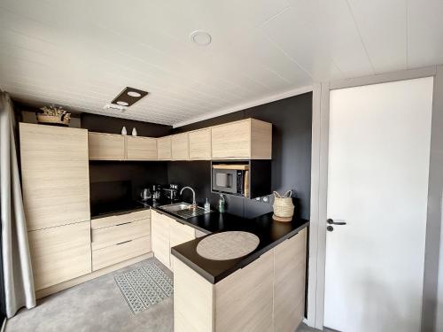 Chalet Jullouville, 4 pièces, 6 personnes - FR-1-361-520 (Chalet standing, 6 couchages, piscine chauffee, terrasse privee, proche plage et commerces - FR-1-36) in Jullouville