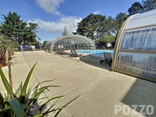 Chalet Jullouville, 4 pièces, 6 personnes - FR-1-361-520 (Chalet standing, 6 couchages, piscine chauffee, terrasse privee, proche plage et commerces - FR-1-36) in Jullouville