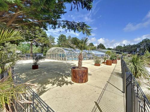 Chalet Jullouville, 4 pièces, 6 personnes - FR-1-361-520 (Chalet standing, 6 couchages, piscine chauffee, terrasse privee, proche plage et commerces - FR-1-36) in Jullouville