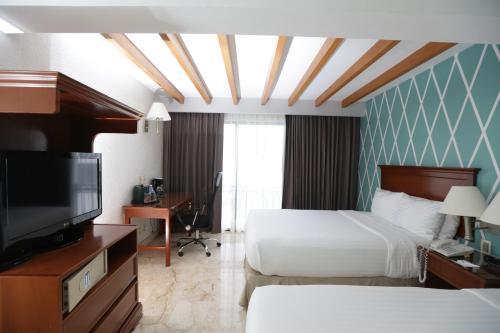 Capital Plaza Hotel Capital Plaza Hotel is conveniently located in the popular Chetumal area. The hotel offers a wide range of amenities and perks to ensure you have a great time. Service-minded staff will welcome and gu