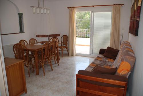 Three-Bedroom Apartment 3 image 10