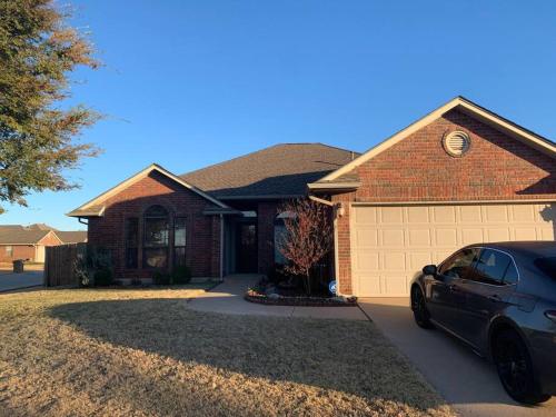 Spacious Oasis - 4 BDRM Top Luxury Home in Edmond! in Edmond, USA